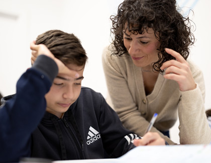 Profesora de apoyo escolar y alumno