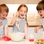 Niños cocinando
