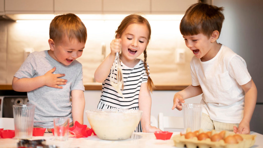 Niños cocinando