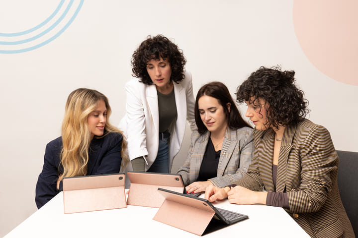 Equipo educativo trabajando