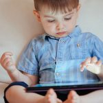 Niño con movil en la mano