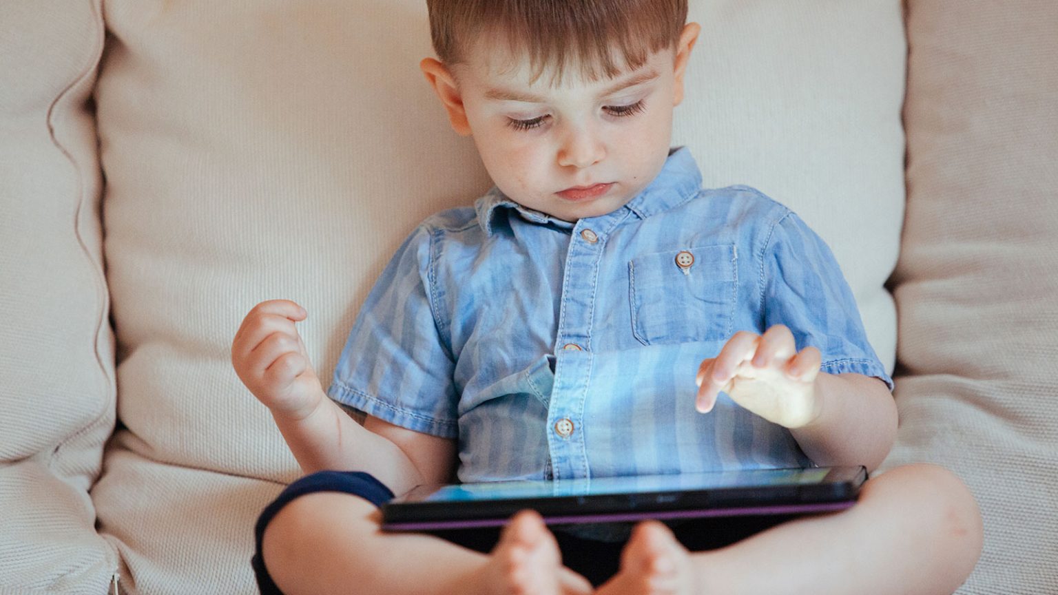 Niño con movil en la mano