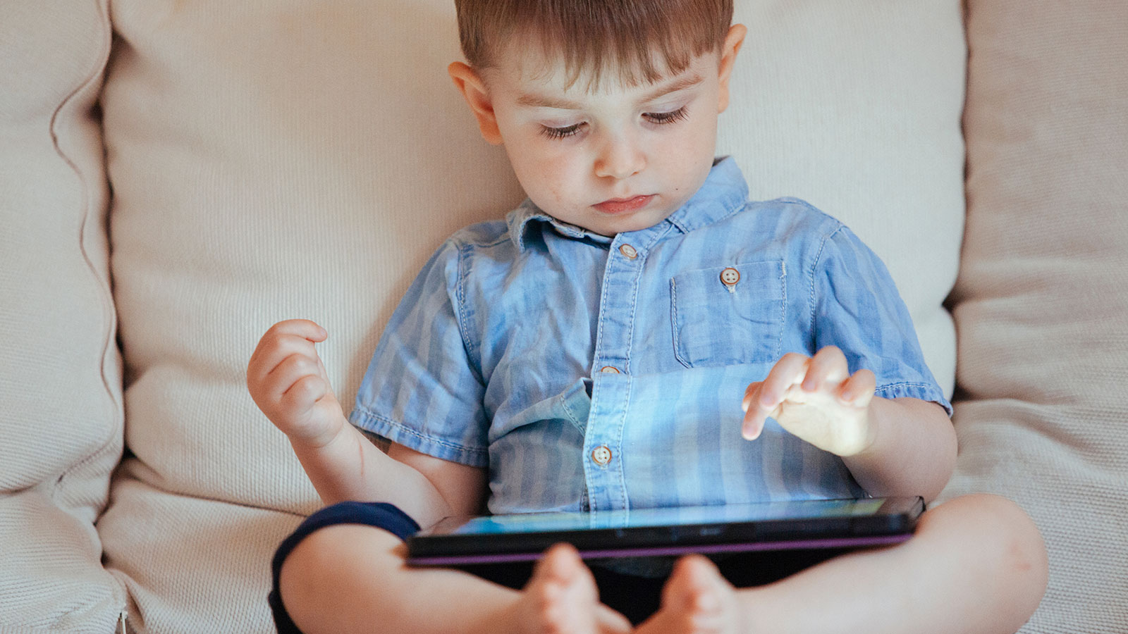 Niño con movil en la mano