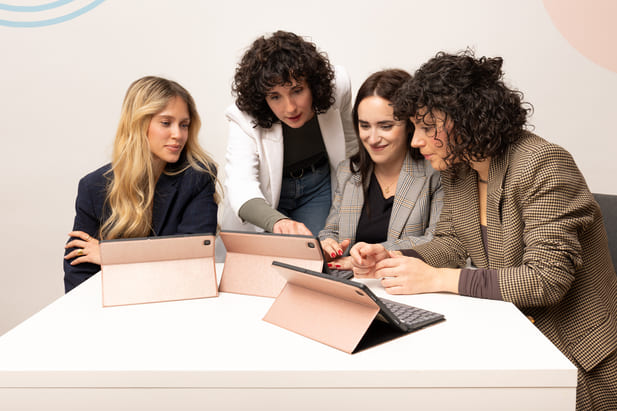 Equipo educativo reunido